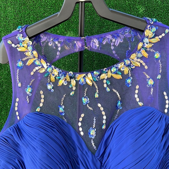 Beautiful dress - Picture 3 of 5